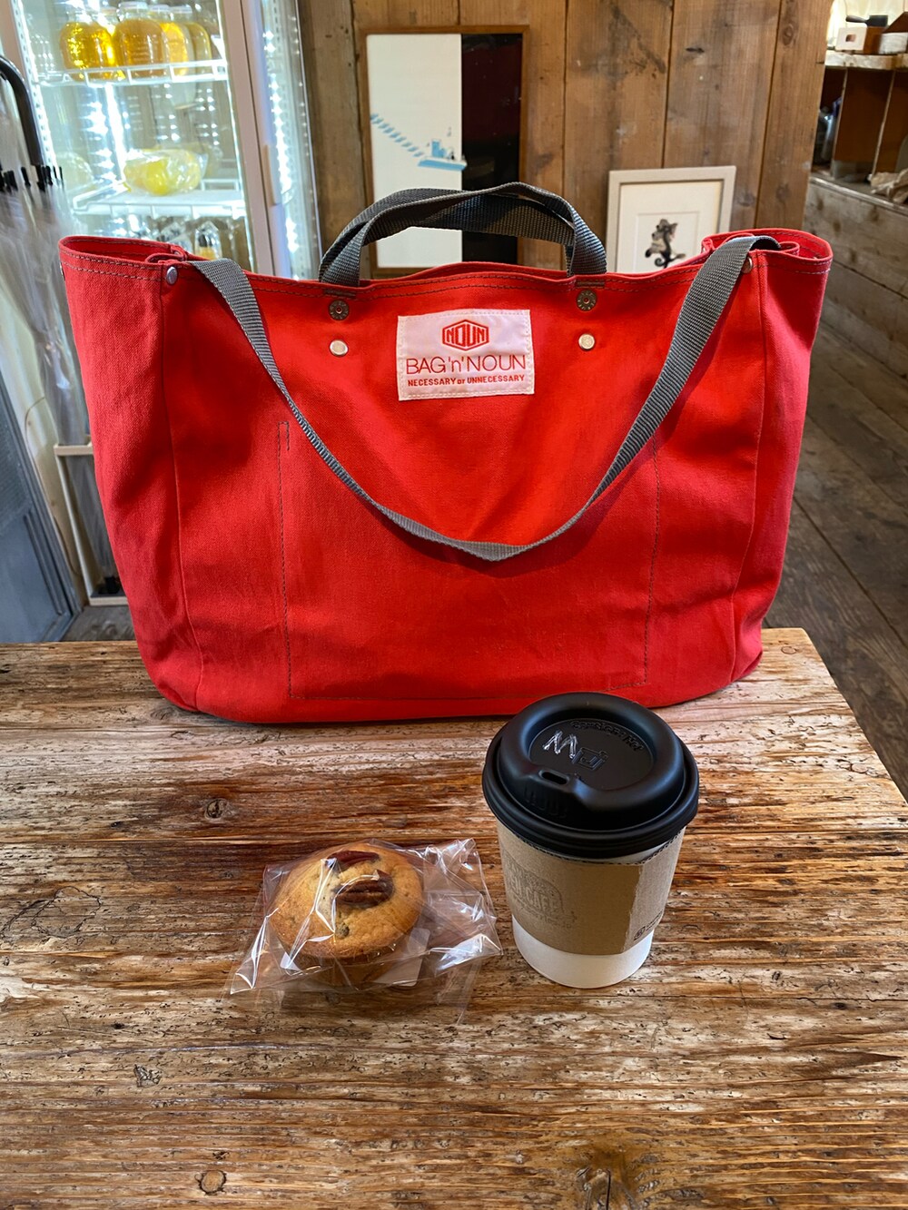 グレー系のその他アウター、ブラック系のニット/セーター、ブラック系のパンツを着用したレディースの冬コーディネートの4枚目の写真