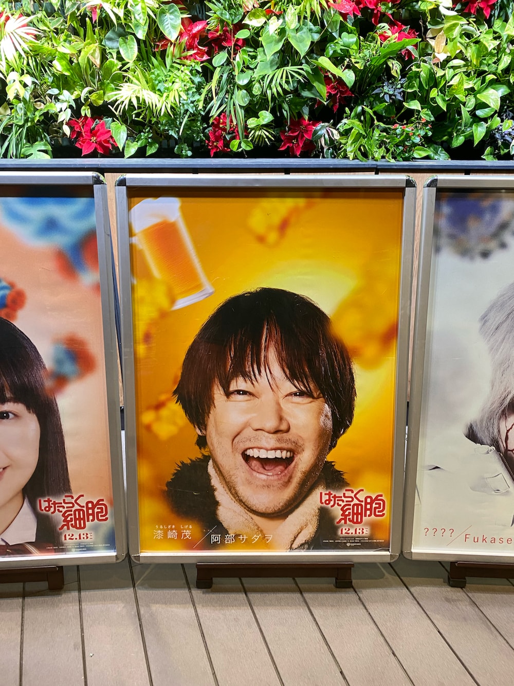 ブルー系のその他アウターを着用したレディースの冬コーディネートの2枚目の写真