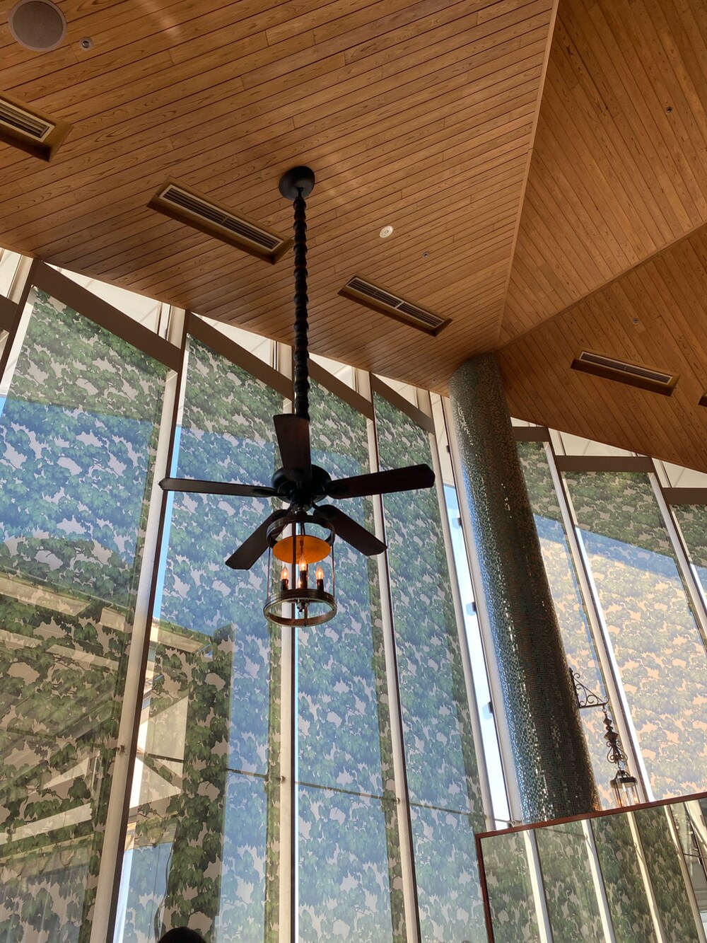 ゴールド系のトートバッグ、ブラック系のTシャツ/カットソーを着用したレディースの冬コーディネートの5枚目の写真