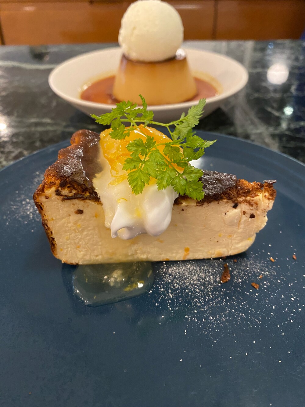 ピンク系のカーディガン/ボレロ、ホワイト系のショルダーバッグ、ゴールド系のブローチ/コサージュを着用したレディースの秋コーディネートの2枚目の写真