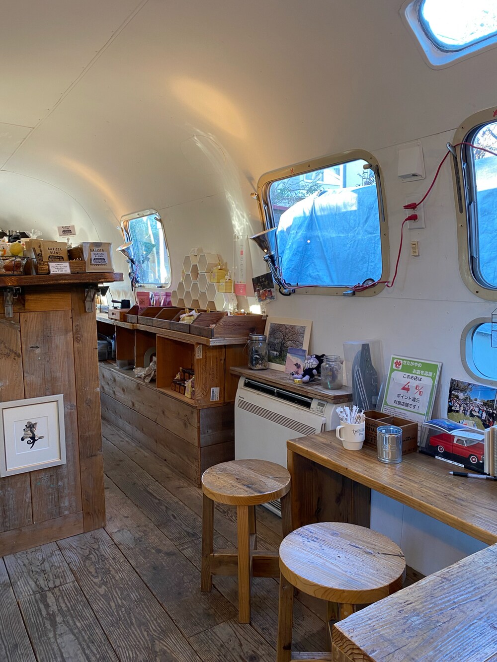 グレー系のその他アウター、ブラック系のニット/セーター、ブラック系のパンツを着用したレディースの冬コーディネートの5枚目の写真