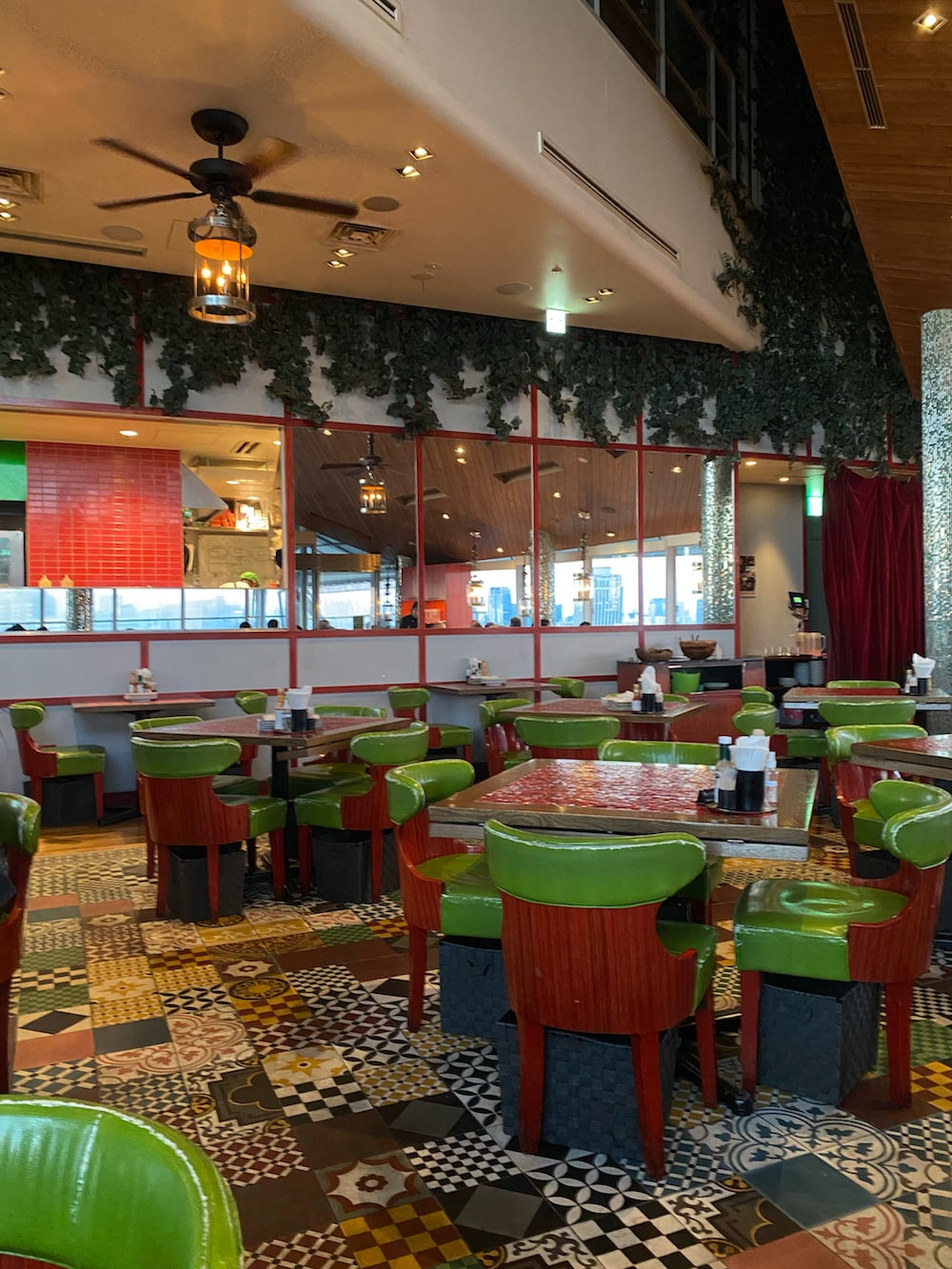 ゴールド系のトートバッグ、ブラック系のTシャツ/カットソーを着用したレディースの冬コーディネートの3枚目の写真