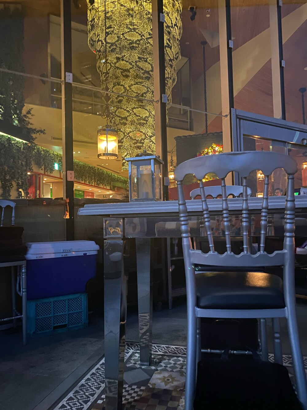 ブルー系のジャケット/アウター、ブラウン系のカーディガン/ボレロ、ホワイト系のTシャツ/カットソーを着用したメンズの冬コーディネートの5枚目の写真