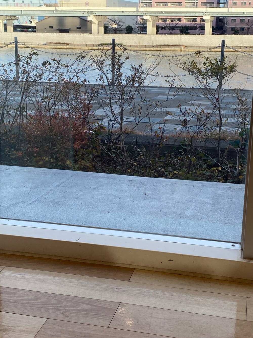 ベージュ系のスウェット、ブルー系のトップス、ブラック系のスウェットパンツを着用したレディースの春コーディネートの4枚目の写真