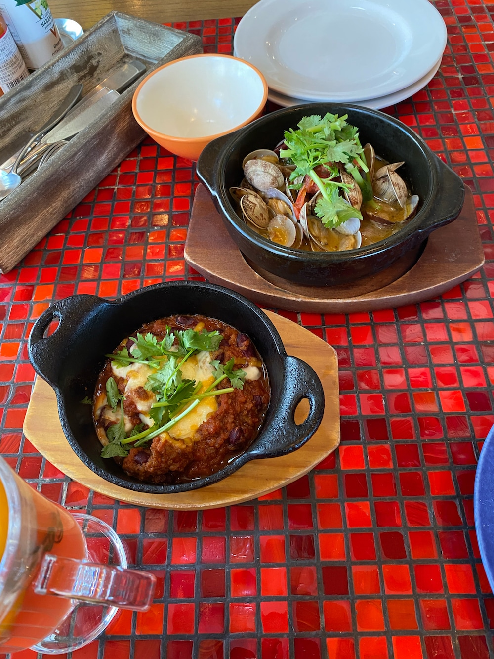 ゴールド系のトートバッグ、ブラック系のTシャツ/カットソーを着用したレディースの冬コーディネートの4枚目の写真