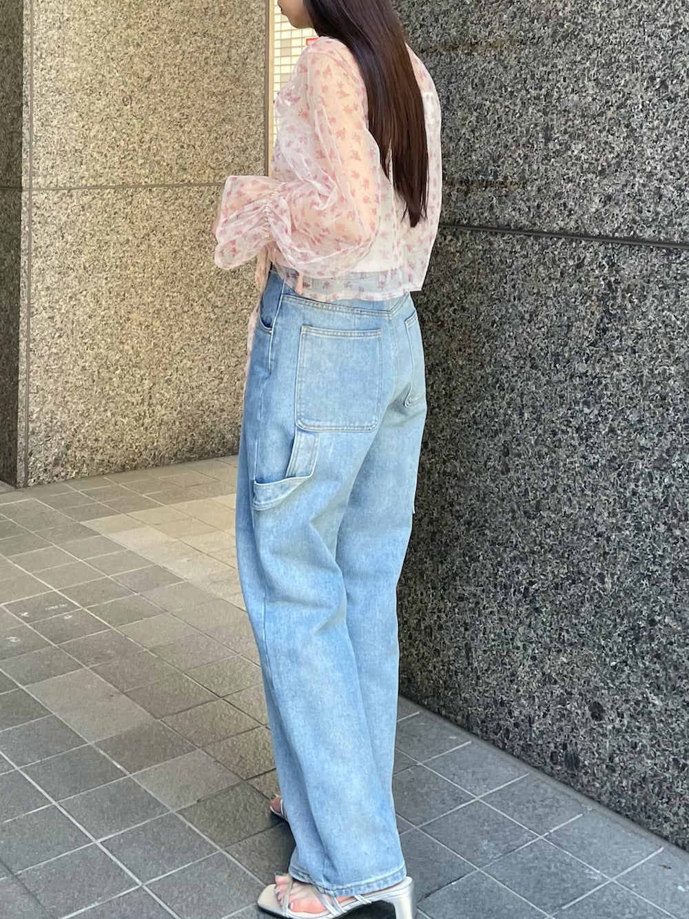 「clear、クリア、夏ファッション、レイヤードスタイル、ラフコーデ、大人可愛い、花柄」｜「clearのシアー花柄ギャザートップス(キャミセット)≪2024SS新作≫（アンサンブル、ピンク系）」を使った、clear ももこさん（骨格ストレート・レディース・160cm）の夏コーディネートの3枚目の写真