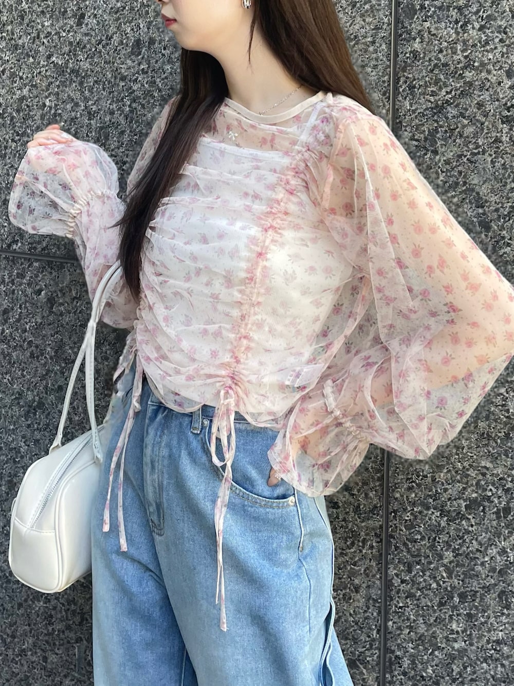 「clear、クリア、夏ファッション、レイヤードスタイル、ラフコーデ、大人可愛い、花柄」｜「clearのシアー花柄ギャザートップス(キャミセット)≪2024SS新作≫（アンサンブル、ピンク系）」を使った、clear ももこさん（骨格ストレート・レディース・160cm）の夏コーディネートの2枚目の写真