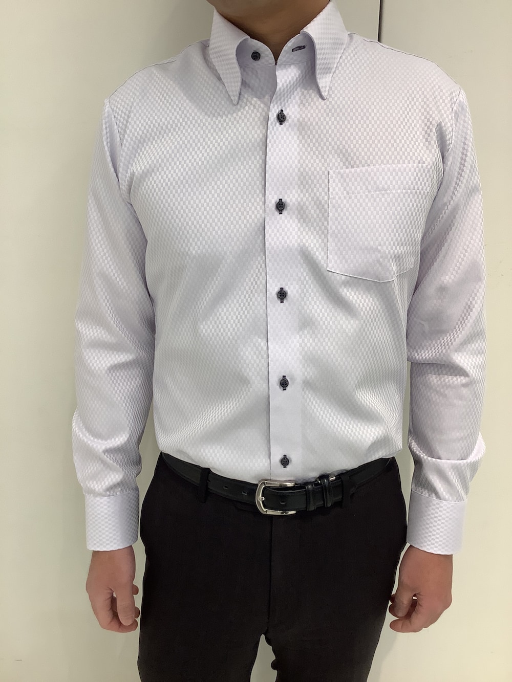 パープル系のビジネスシャツを着用したメンズの冬コーディネートの3枚目の写真