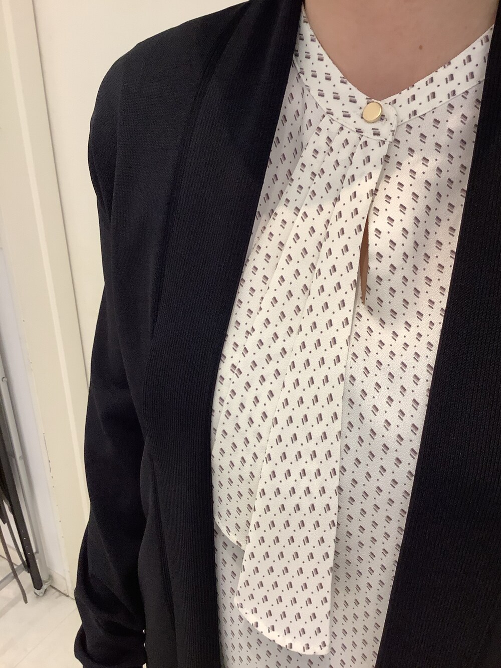 ブラック系のカーディガン/ボレロを着用したレディースの夏コーディネートの3枚目の写真