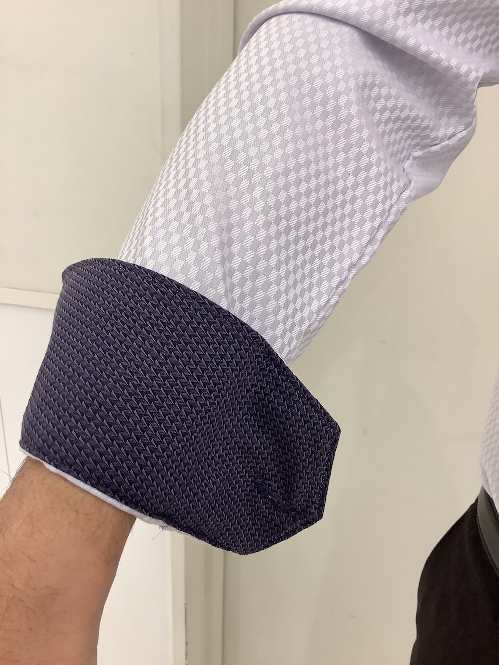 パープル系のビジネスシャツを着用したメンズの冬コーディネートの4枚目の写真