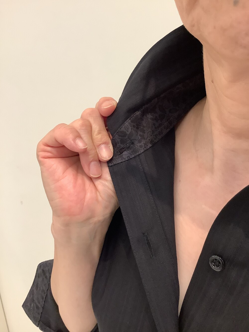 ブラック系のビジネスシャツを着用したレディースの夏コーディネートの3枚目の写真