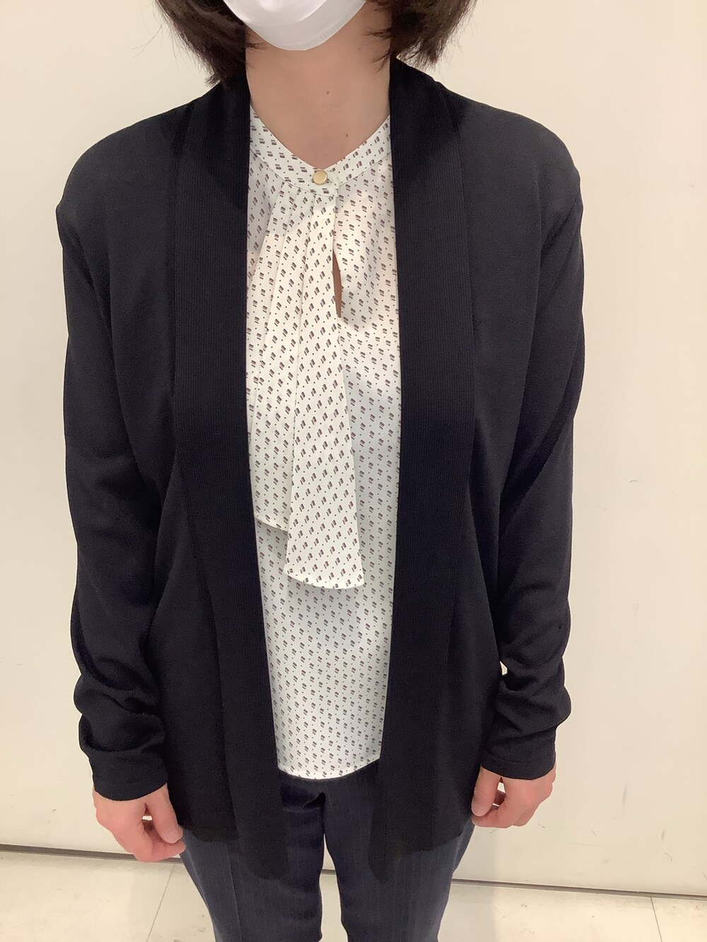 ブラック系のカーディガン/ボレロを着用したレディースの夏コーディネートの2枚目の写真