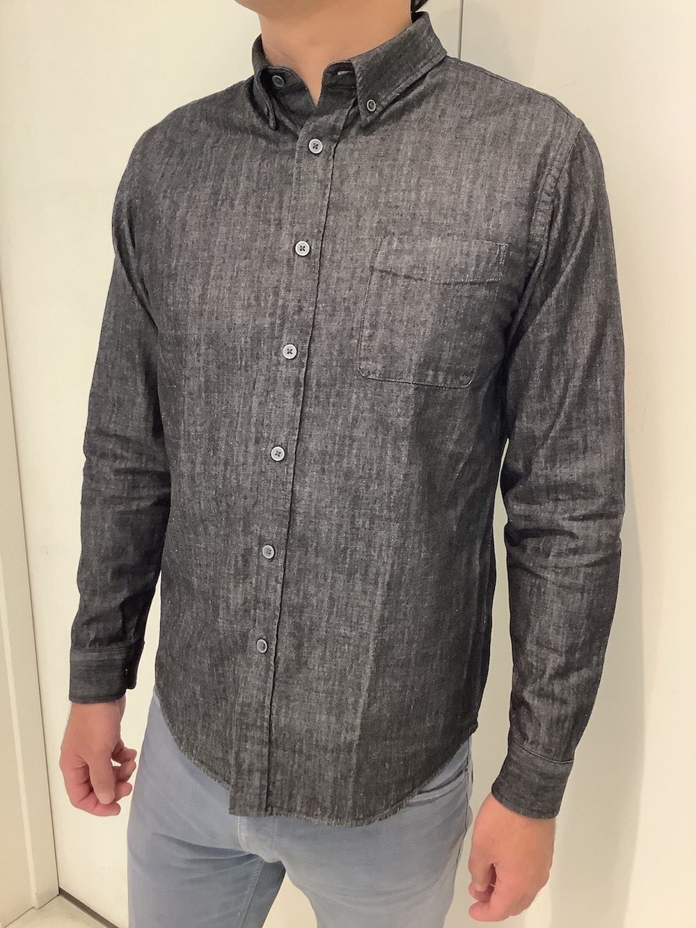 ブラック系のベストを着用したメンズの秋コーディネートの4枚目の写真