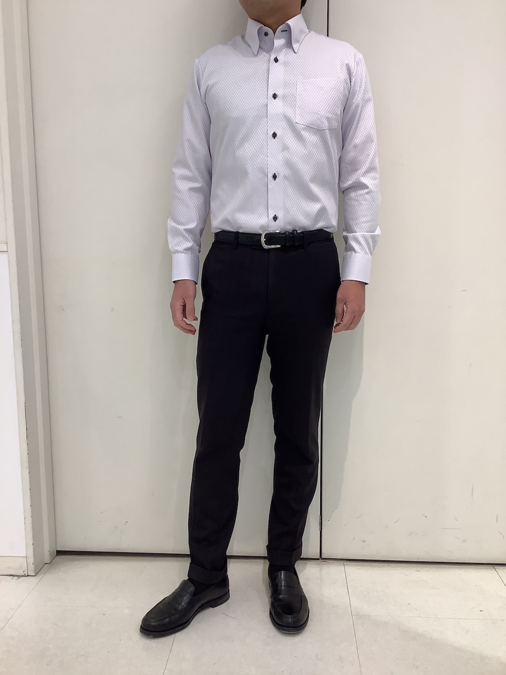 パープル系のビジネスシャツを着用したメンズの冬コーディネートの2枚目の写真