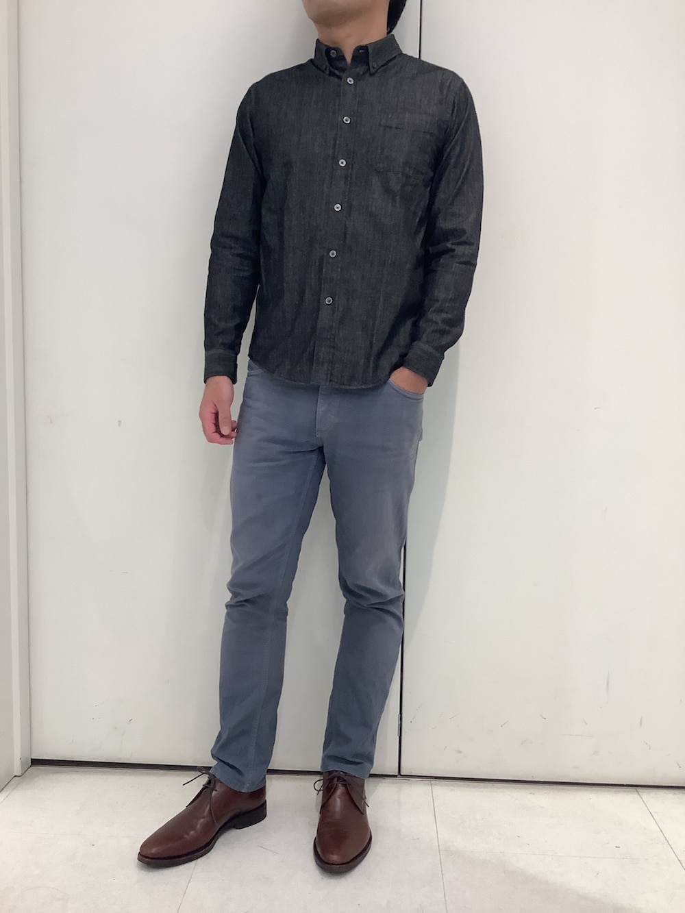 ブラック系のベストを着用したメンズの秋コーディネートの3枚目の写真