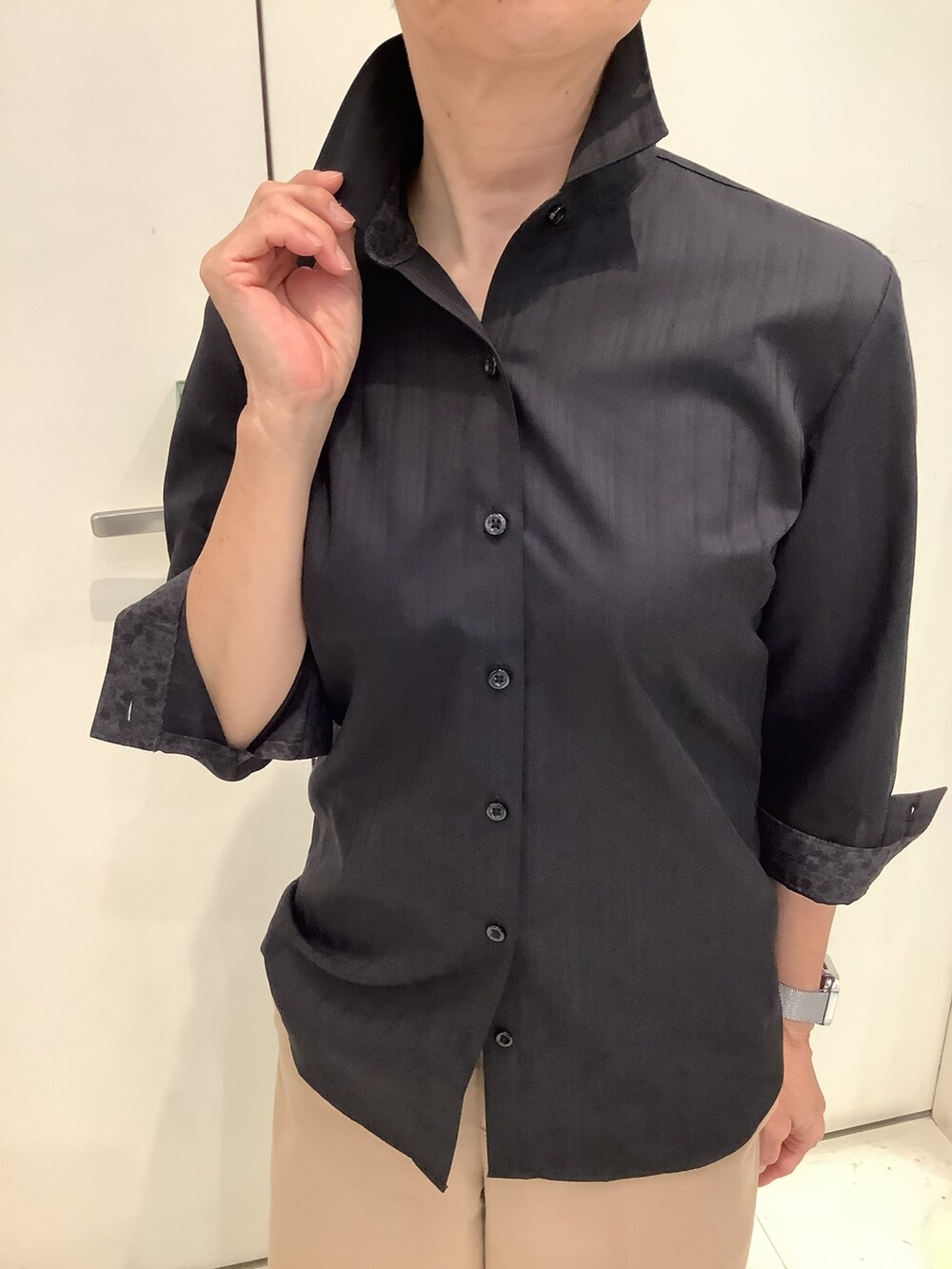 ブラック系のビジネスシャツを着用したレディースの夏コーディネートの2枚目の写真