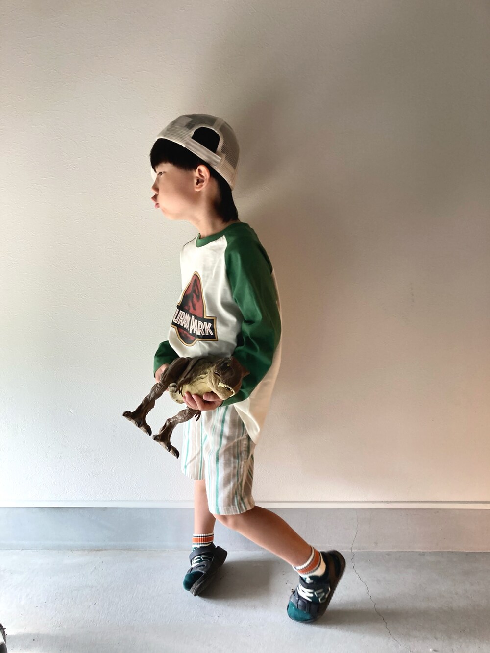 グリーン系のTシャツ/カットソー、グリーン系のソックス/靴下、ベージュ系のキャップを着用したキッズの夏コーディネートの2枚目の写真