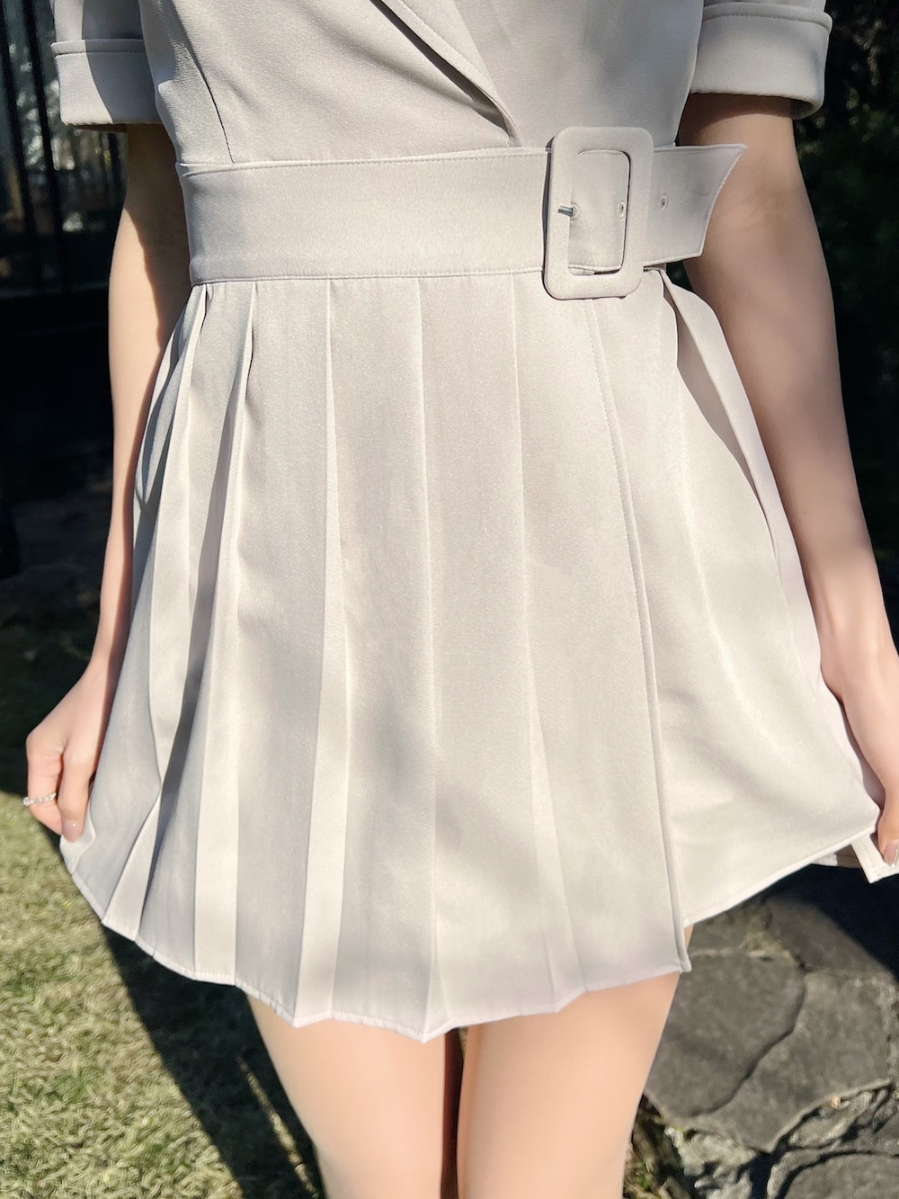 「オトナカジュアル、オトナ女子、春夏コーデ、大人コーデ、おでかけコーデ、休日スタイル、今日のコーデ、夏コーデ、ガーリーコーデ、フェミニン、淡色女子、ワンピーススタイル、ガーリー、ベージュ、骨格ウェーブ」|「EATMEのプリーツラップワンピース(ワンピース、グレー系)」を使った、帆乃佳さん(レディース・164cm)の春コーディネートの5枚目の写真