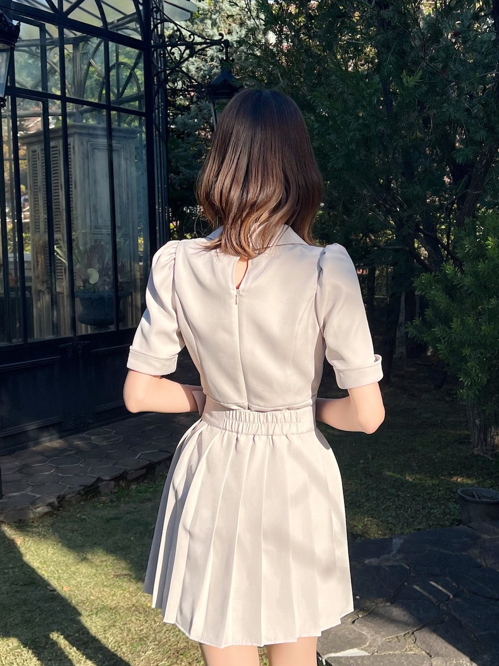 「オトナカジュアル、オトナ女子、春夏コーデ、大人コーデ、おでかけコーデ、休日スタイル、今日のコーデ、夏コーデ、ガーリーコーデ、フェミニン、淡色女子、ワンピーススタイル、ガーリー、ベージュ、骨格ウェーブ」|「EATMEのプリーツラップワンピース(ワンピース、グレー系)」を使った、帆乃佳さん(レディース・164cm)の春コーディネートの6枚目の写真