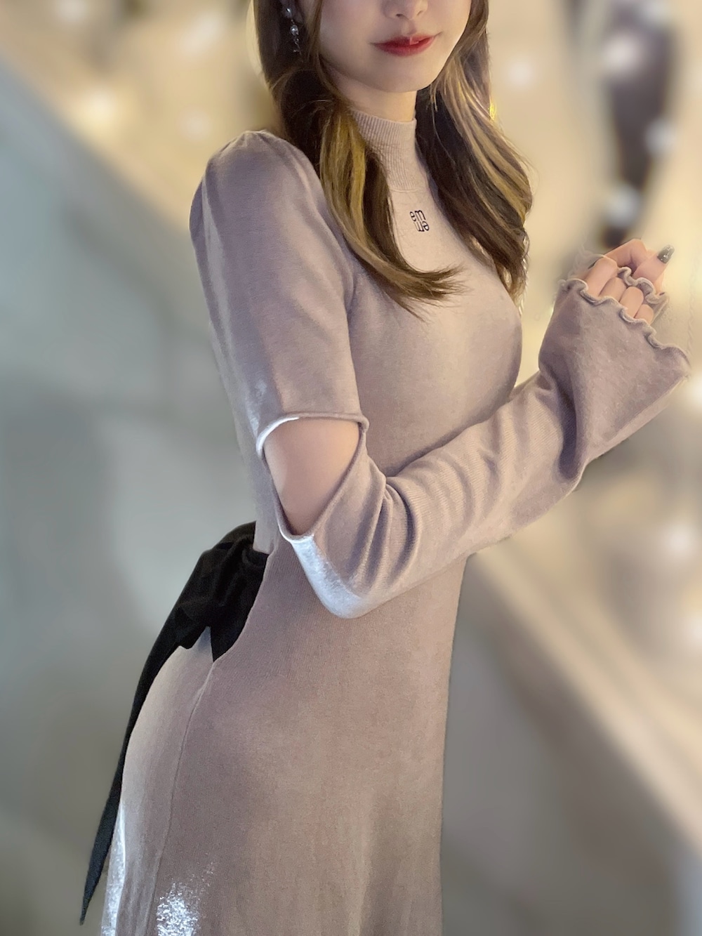 「新星WEARISTAにエントリー、クリスマスに着たい服、マイベストコーデ2023、秋冬コーデ、冬アウター、大人かわいい、シンプルスタイル、大人女子、キレイめコーデ、お出かけコーデ、ベージュ、高身長女子、ワンピース、淡色コーデ、骨格ウェーブ」｜「EATMEのスリングバックパンプス（パンプス、ブラック系）」を使った、帆乃佳さん（レディース・164cm）の冬コーディネートの3枚目の写真