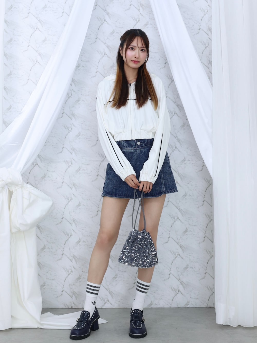 「骨格ウェーブ、高身長女子、高身長コーデ、秋っぽコーデ更新中、秋服準備はじめました、秋服コーデ、秋カラー、秋コーデ、秋服、秋冬コーデ、お出かけコーデ、休日スタイル、カジュアルガーリー、オトナ女子、デニム」｜「EATMEのコルセットデニムショートパンツ（デニムパンツ、ブルー系）」を使った、帆乃佳さん（レディース・164cm）の秋コーディネートの2枚目の写真