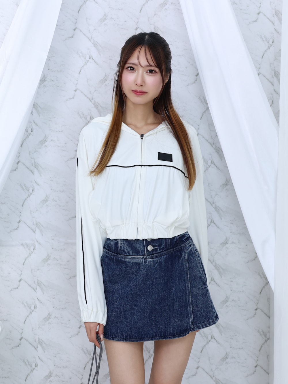 「骨格ウェーブ、高身長女子、高身長コーデ、秋っぽコーデ更新中、秋服準備はじめました、秋服コーデ、秋カラー、秋コーデ、秋服、秋冬コーデ、お出かけコーデ、休日スタイル、カジュアルガーリー、オトナ女子、デニム」｜「EATMEのコルセットデニムショートパンツ（デニムパンツ、ブルー系）」を使った、帆乃佳さん（レディース・164cm）の秋コーディネートの3枚目の写真