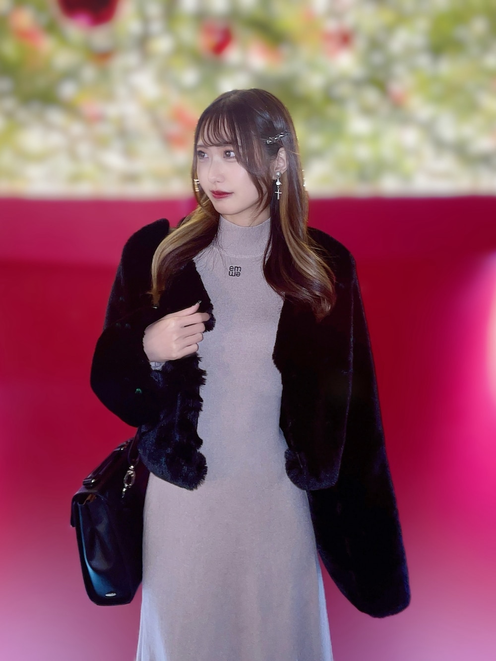 「新星WEARISTAにエントリー、クリスマスに着たい服、マイベストコーデ2023、秋冬コーデ、冬アウター、大人かわいい、シンプルスタイル、大人女子、キレイめコーデ、お出かけコーデ、ベージュ、高身長女子、ワンピース、淡色コーデ、骨格ウェーブ」｜「EATMEのスリングバックパンプス（パンプス、ブラック系）」を使った、帆乃佳さん（レディース・164cm）の冬コーディネートの4枚目の写真