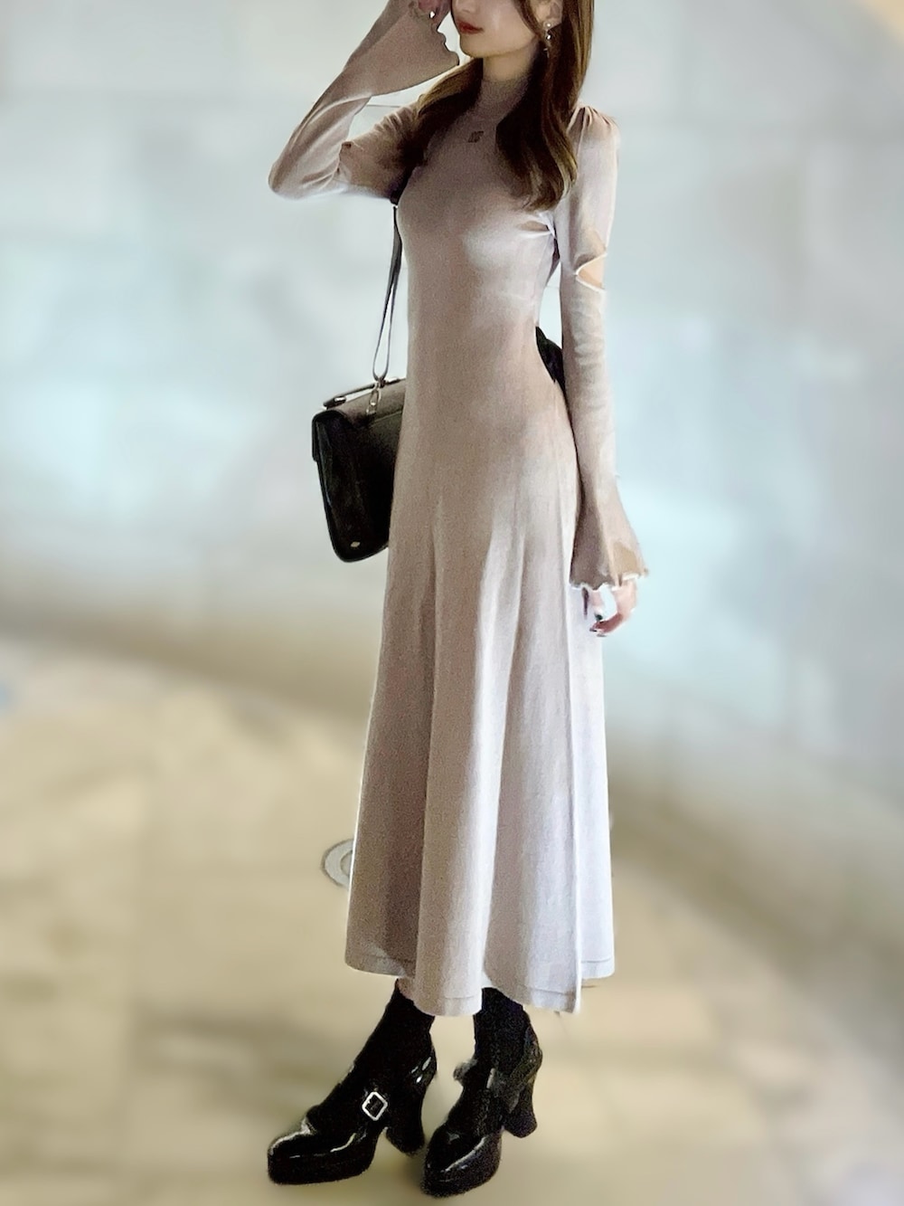 「新星WEARISTAにエントリー、クリスマスに着たい服、マイベストコーデ2023、秋冬コーデ、冬アウター、大人かわいい、シンプルスタイル、大人女子、キレイめコーデ、お出かけコーデ、ベージュ、高身長女子、ワンピース、淡色コーデ、骨格ウェーブ」｜「EATMEのスリングバックパンプス（パンプス、ブラック系）」を使った、帆乃佳さん（レディース・164cm）の冬コーディネートの2枚目の写真