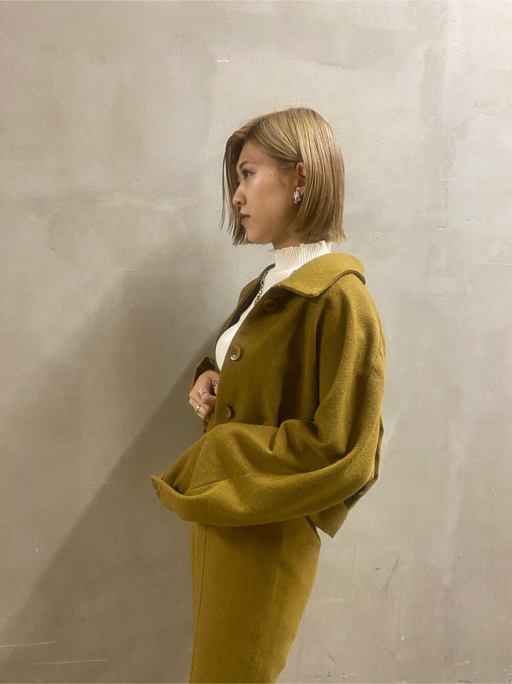 イエロー系のその他パンツ、イエロー系のその他アウター、その他のパンプスを着用したレディースの秋コーディネートの3枚目の写真