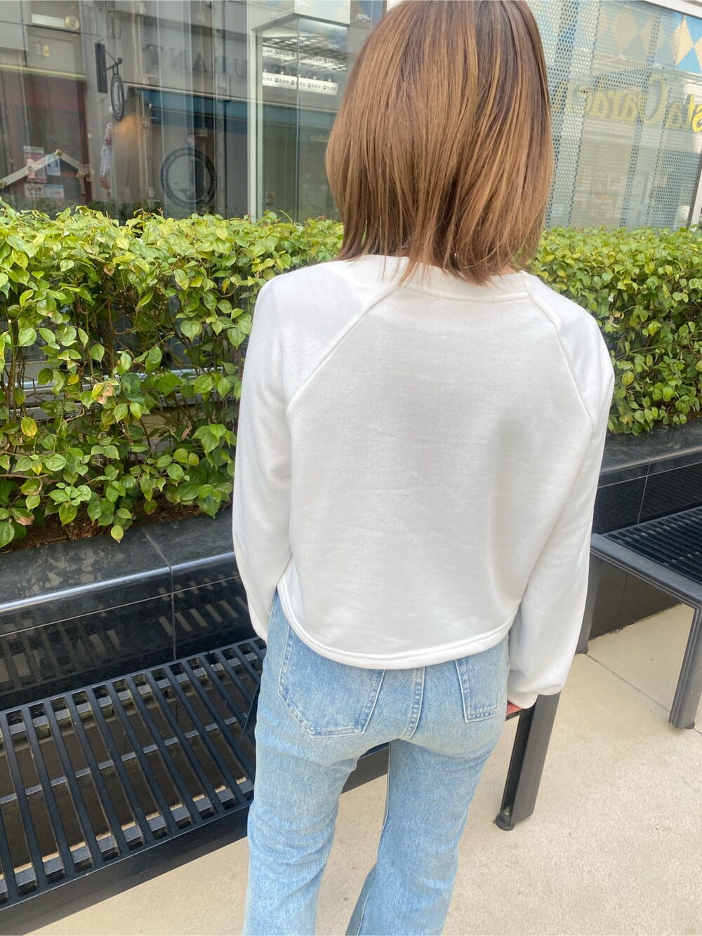 ブラウン系のテーラードジャケット、ブルー系のデニムパンツ、ブラック系のローファーを着用したレディースの春コーディネートの10枚目の写真
