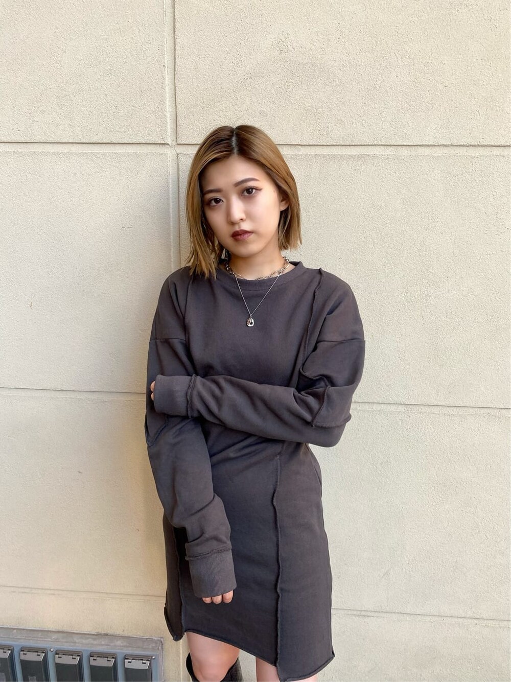 その他のブーツ、ブラック系のダウンジャケット/コート、グレー系のワンピースを着用したレディースの秋コーディネートの3枚目の写真