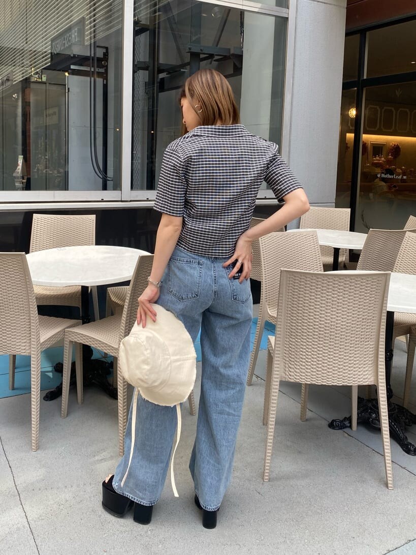 ブラック系のサンダル、ブルー系のデニムパンツ、その他のシャツ/ブラウスを着用したレディースの春コーディネートの3枚目の写真