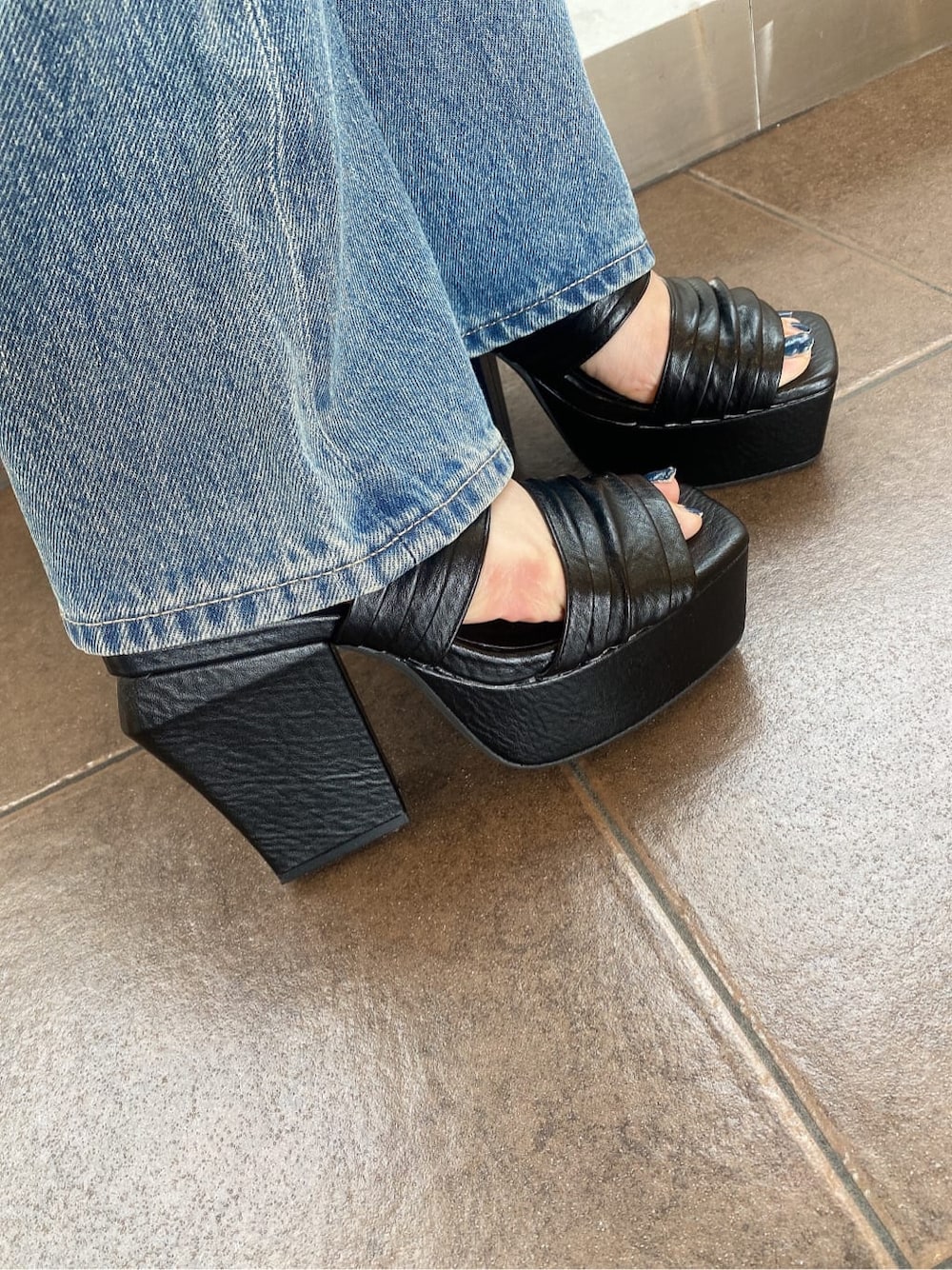 ブラック系のサンダル、グリーン系のTシャツ/カットソー、ブラック系のハンドバッグを着用したレディースの夏コーディネートの6枚目の写真