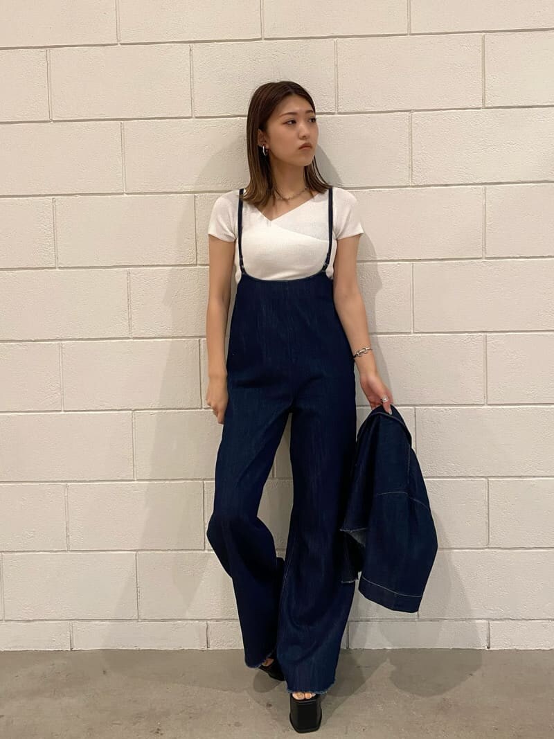 ブルー系のシャツ/ブラウス、ブラック系のサンダル、ホワイト系のニット/セーターを着用したレディースの夏コーディネートの6枚目の写真