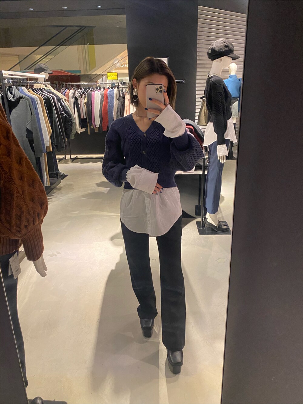 ブラック系のその他パンツ、ブラック系のブーツ、シルバー系のイヤリングを着用したレディースの冬コーディネートの3枚目の写真