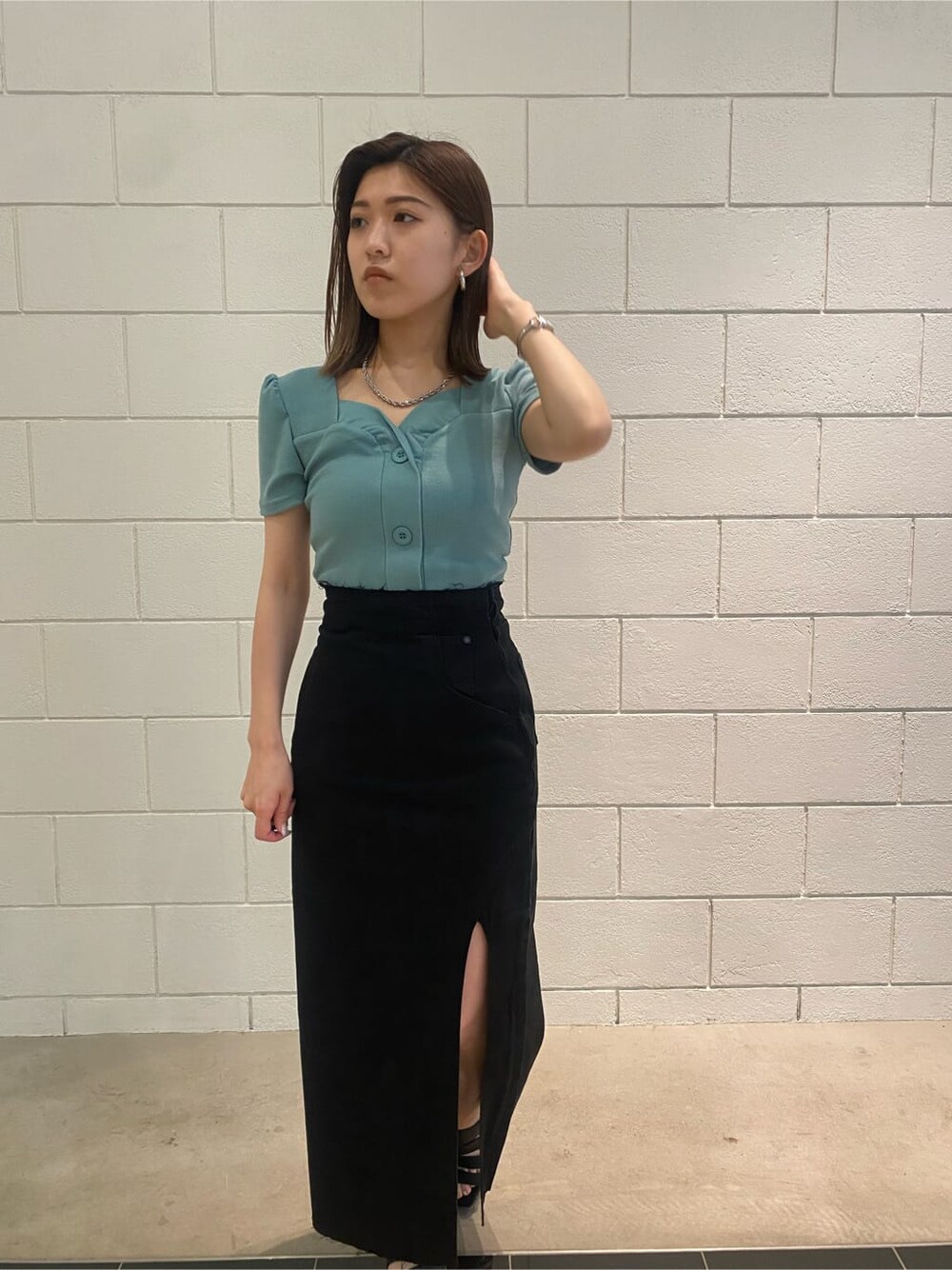 ブラック系のサンダル、ブラック系のスカート、ブルー系のTシャツ/カットソーを着用したレディースの夏コーディネートの5枚目の写真