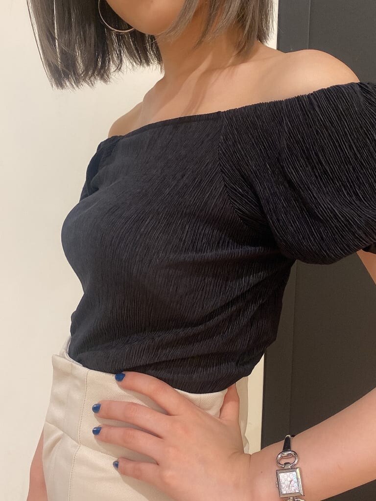 ホワイト系のその他パンツ、ホワイト系のサンダル、ブラック系のTシャツ/カットソーを着用したレディースの夏コーディネートの5枚目の写真