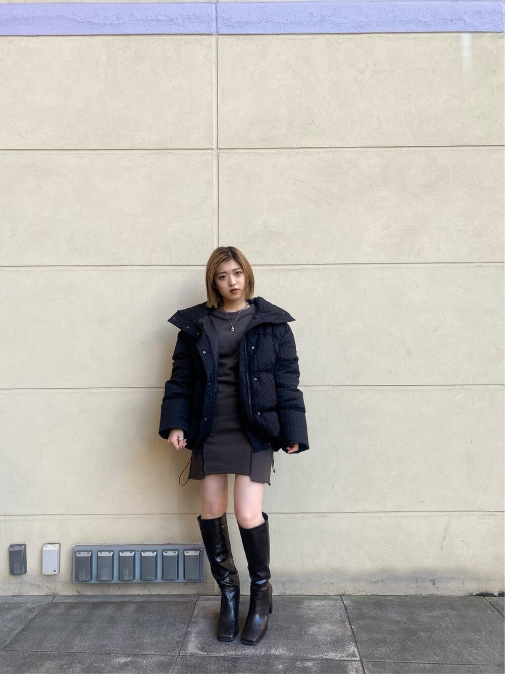 その他のブーツ、ブラック系のダウンジャケット/コート、グレー系のワンピースを着用したレディースの秋コーディネートの6枚目の写真