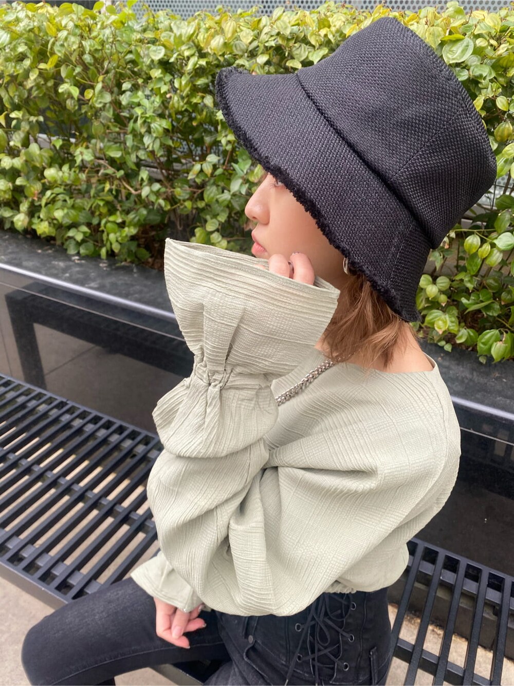 ブラック系のローファー、グリーン系のシャツ/ブラウス、ブラック系のデニムパンツを着用したレディースの冬コーディネートの4枚目の写真