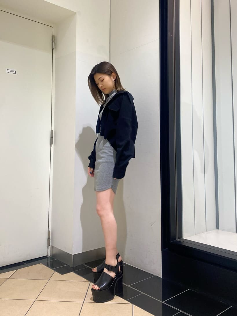 ブラック系のブルゾン、グレー系のワンピース、ブラック系のサンダルを着用したレディースの春コーディネートの2枚目の写真