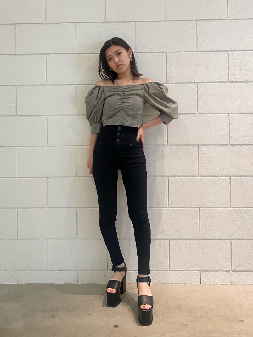 ブラック系のデニムパンツ、ブラック系のサンダル、その他のTシャツ/カットソーを着用したレディースの春コーディネートの2枚目の写真