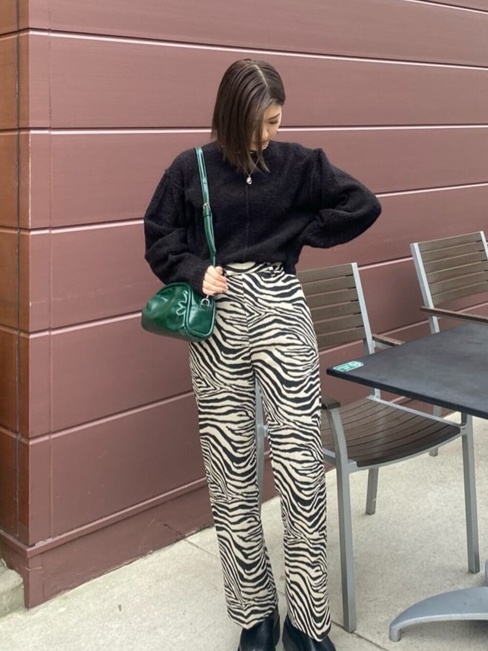 その他のその他パンツ、グリーン系のボディバッグ/ウエストポーチ、ブラック系のニット/セーターを着用したレディースの秋コーディネートの4枚目の写真