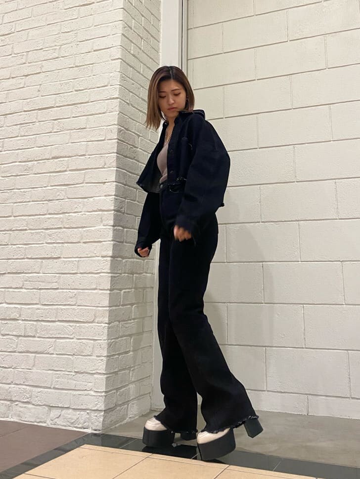 ホワイト系のローファー、グレー系のキャミソール、ブラック系のデニムジャケットを着用したレディースの春コーディネートの3枚目の写真