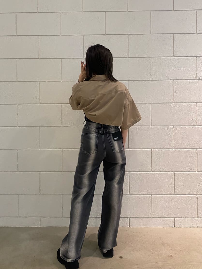 ベージュ系のシャツ/ブラウス、ブラック系のデニムパンツ、ブラック系のサンダルを着用したレディースの春コーディネートの4枚目の写真