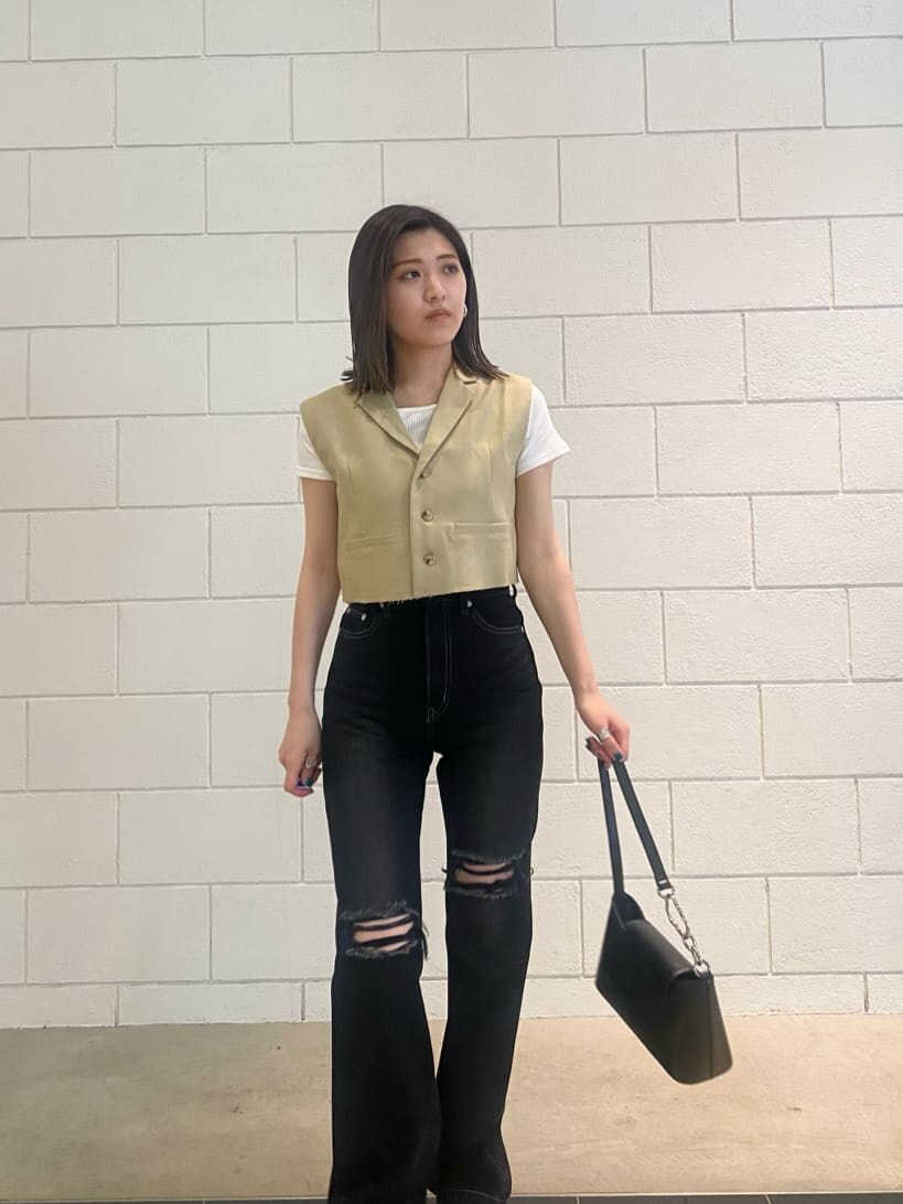 ブラック系のハンドバッグ、ホワイト系のTシャツ/カットソー、イエロー系のテーラードジャケットを着用したレディースの夏コーディネートの5枚目の写真