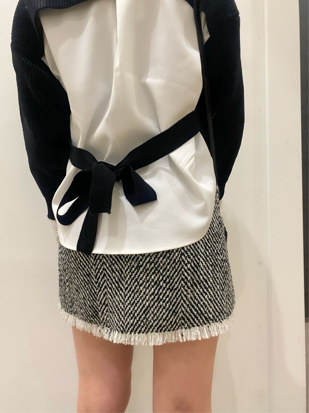 ブラック系のニット/セーター、その他のスカート、ブラック系のブーツを着用したレディースの冬コーディネートの8枚目の写真