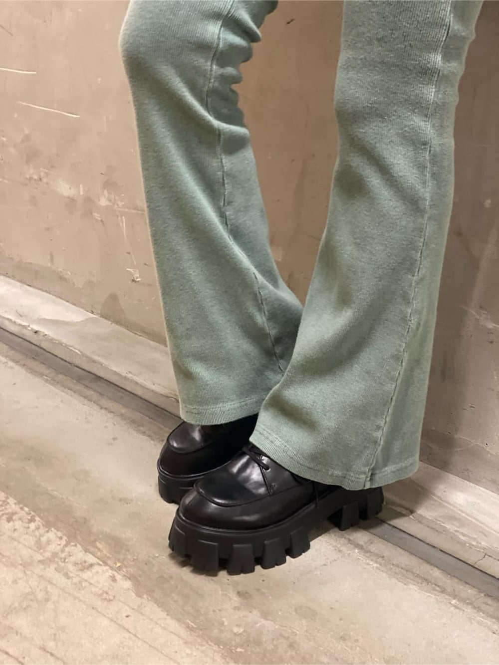 ブラック系のローファー、その他のブルゾン、グリーン系のその他パンツを着用したレディースの秋コーディネートの4枚目の写真