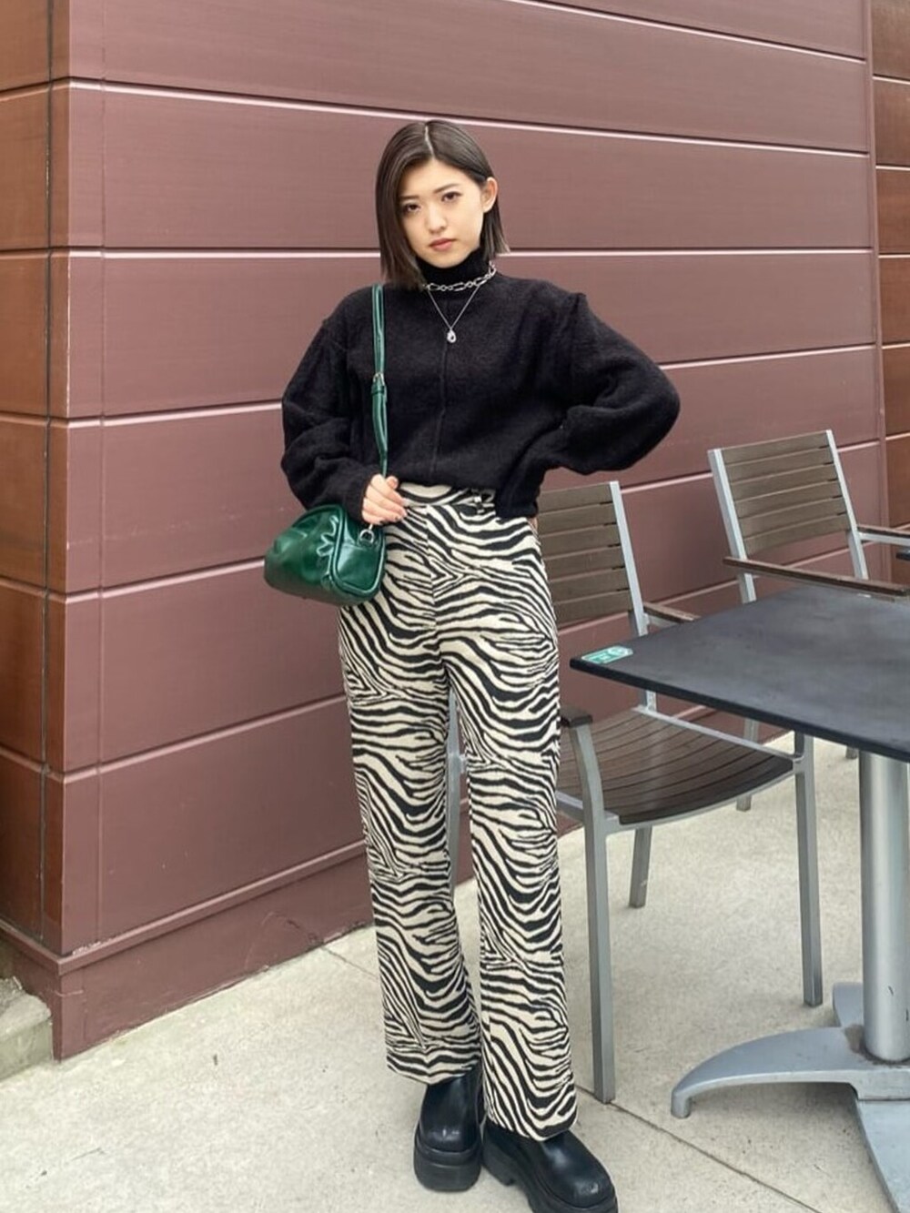 その他のその他パンツ、グリーン系のボディバッグ/ウエストポーチ、ブラック系のニット/セーターを着用したレディースの秋コーディネートの5枚目の写真