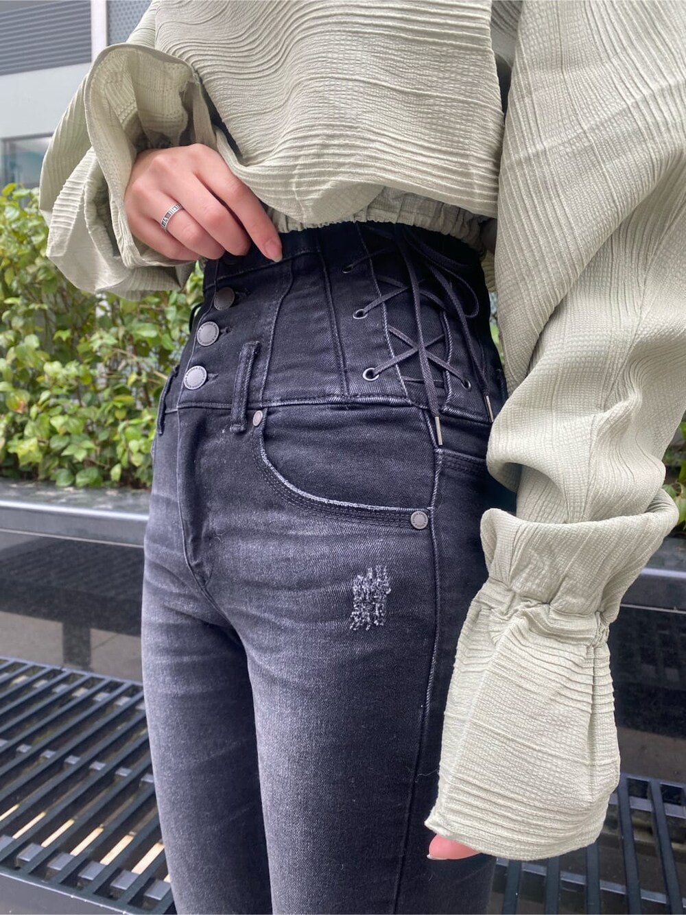 ブラック系のローファー、グリーン系のシャツ/ブラウス、ブラック系のデニムパンツを着用したレディースの冬コーディネートの6枚目の写真