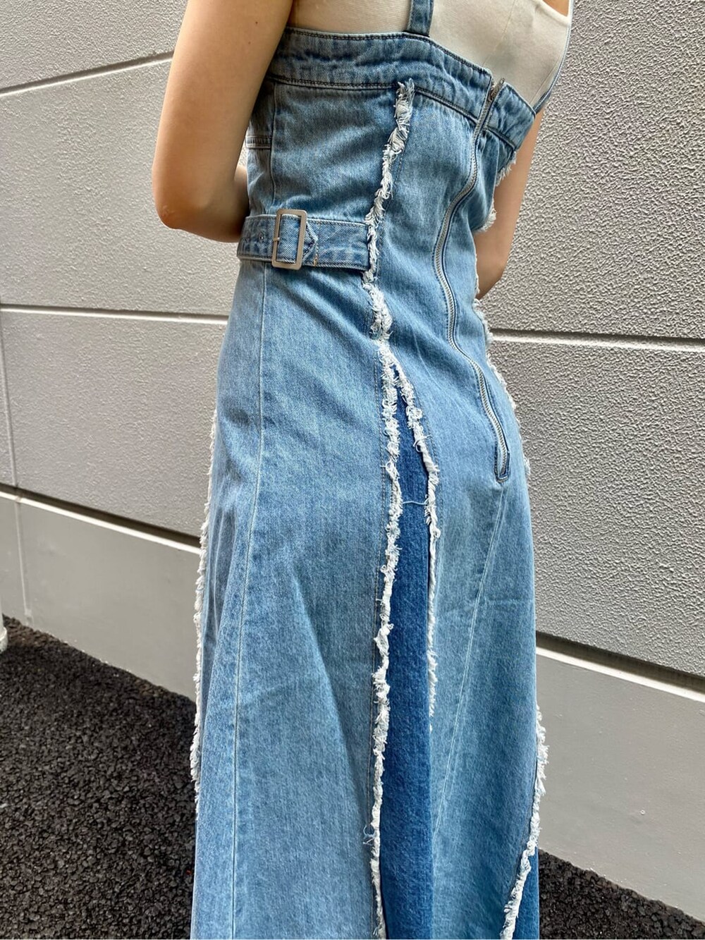 ホワイト系のタンクトップ、ブルー系のワンピース、ホワイト系のサンダルを着用したレディースの夏コーディネートの3枚目の写真